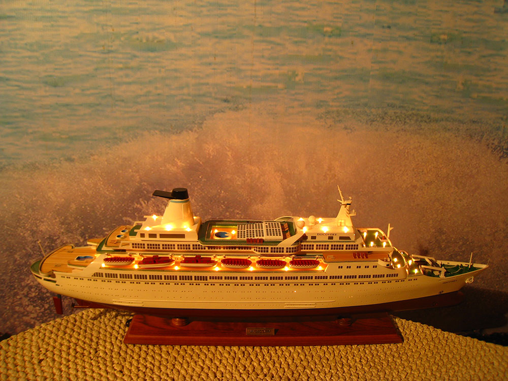 Discovery Boat Model With Light