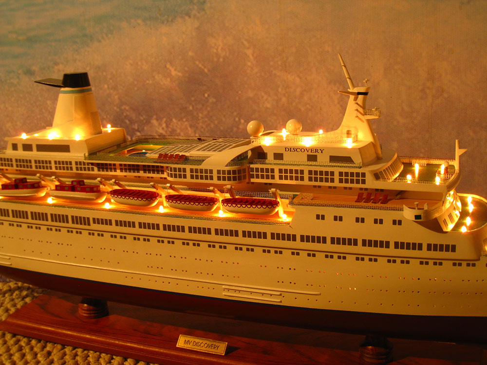 Discovery Boat Model With Light
