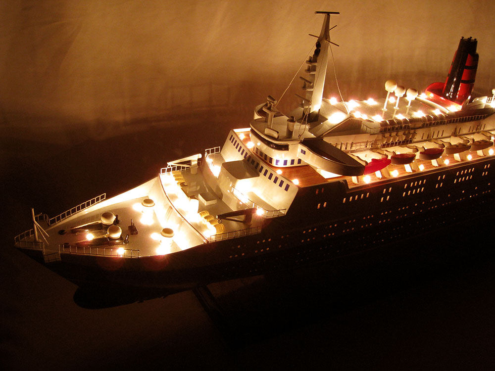 Queen Elizabeth 2 Boat Model With Light (7)