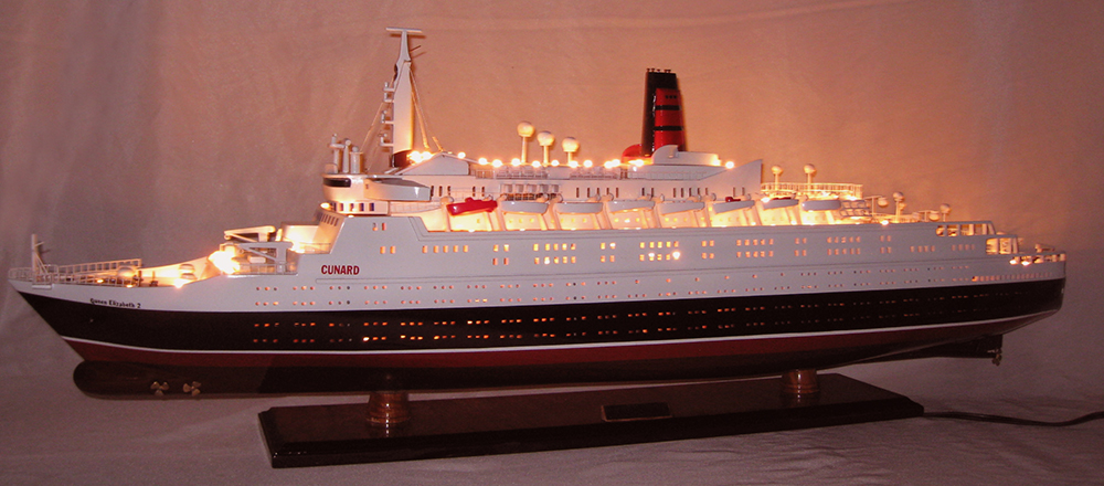 Queen Elizabeth 2 Boat Model With Light (7)