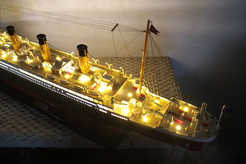 Rms Titanic (special Edition) Boat Model With Light