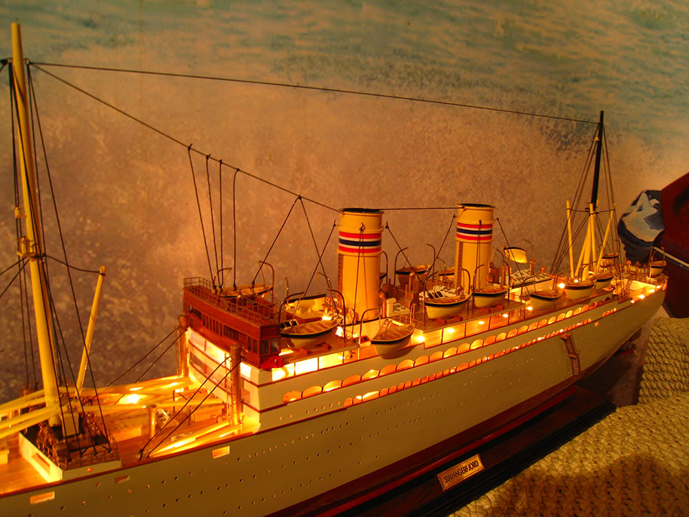 Ss Stavangerf Jord Boat Model With Light